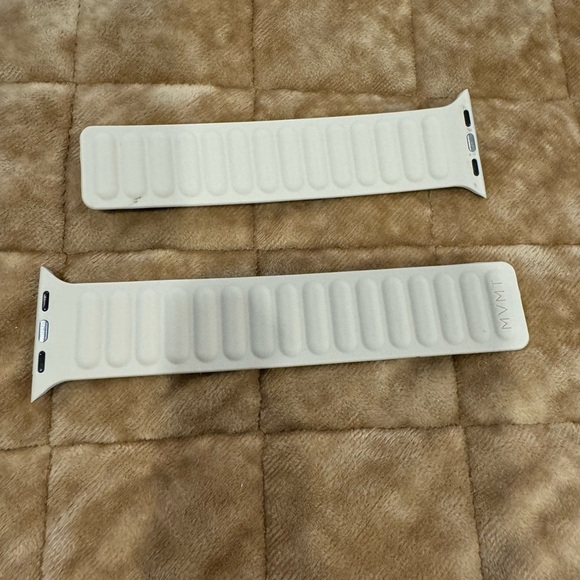MAGNETIC silicone watch band for iwatch 38,40,41 mm…. Neutral & nice! See pic: - Picture 3 of 6